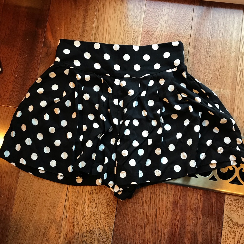 LIKE NEW Super cute Polk a dot skort